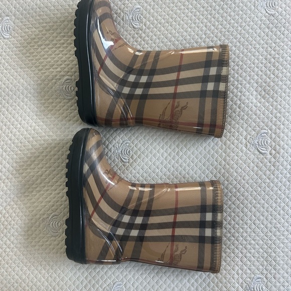 Burberry Kids Plaid Interior Rain Boots Made in Italy in size 6/7 (23/24) - Picture 4 of 6
